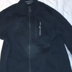 Sail racing tracksuit - Hej jag säljer en Sail racing zip hoodie med byxan också men man kan köpa separata om man vill. Kan fraktas också hör av er för mer information.  Sailracing zip hoodie: 1000 kr  Sail racing byxan: 500kr Om man köper båda tillsammans blir det 1300 kr