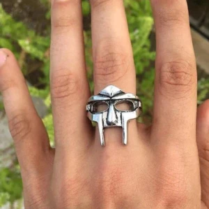 Classisk MF DOOM ring  - 10/10 skick, haft den ett tag men matchar inte min still längre. 