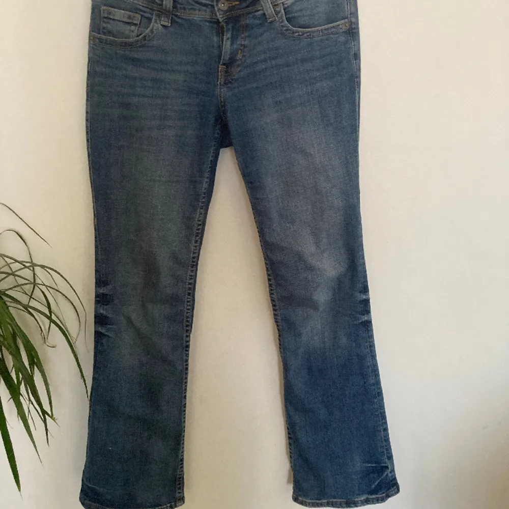 Blåa jeans köpta på hm, använd fåtal gånger. Nypris 250kr💞. Jeans & Byxor.