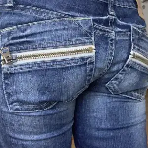 Jätte snygga jeans med snygga detaljer på fickorna!!  Midje mått är 75 och innebenslängd är ish 78 🩷