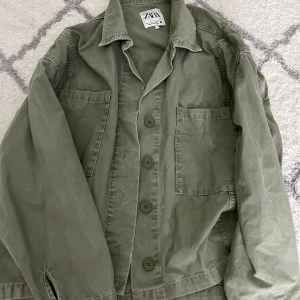 Jacka - Jättefin Vårjacka från Zara. Knappt andvänd och i bra skick💞