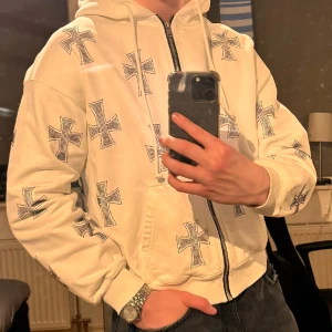 Rhinestone Zip Up Hoodie, Unknown London - Storlek M, bilder tagna från hemsidan. Bra skick några få små stenar som gått av annars i bra skick och använd några få gånger