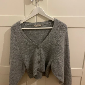 Kofta - En grå kofta med knappar som knappt är använd💗