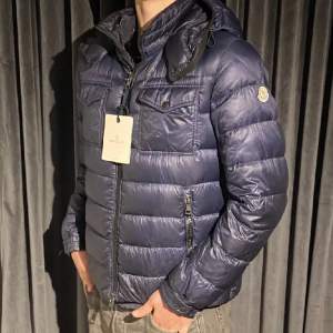 En Moncler Edward i färgen blå. Jackan är i relativt fint skick men kommer med defekter som kan visas vid önskan. Skulle säga skick 8/10. Jackan är i storlek 4-M/L. Tags medföljer. Tar byten. 💸                                         Mvh Doré.reselll