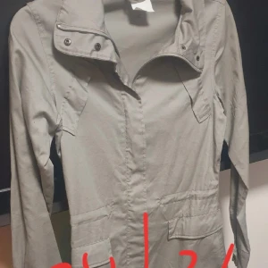 Grå jacka - Grå jacka som.användes en gång unde gravidtet men passade ej mera. Strl på.bild. 
