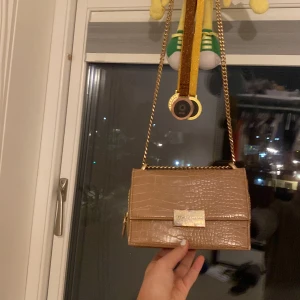 Väska - Jättefin IDEAL OF SWEDEN väska!!  Köpt för ca 1 år sedan💕