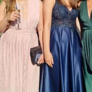 intresse koll rosa balklänning  - Intressekoll på min fina balklänning som jag andvänt en gång på bal 2023. Jag har flera bilder, så kom privat  för mer information och bilder❤️ 