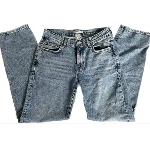 Söta jeans från Gina Tricot i modellen ”Low straight jeans PETITE”. Eftersom de är i modellen PETITE så är de kortare i längden, passar bra för de som är runt 160cm långa, jag är ungefär 155cm lång för referens. Skriv privat för fler bilder, nypris 499kr.