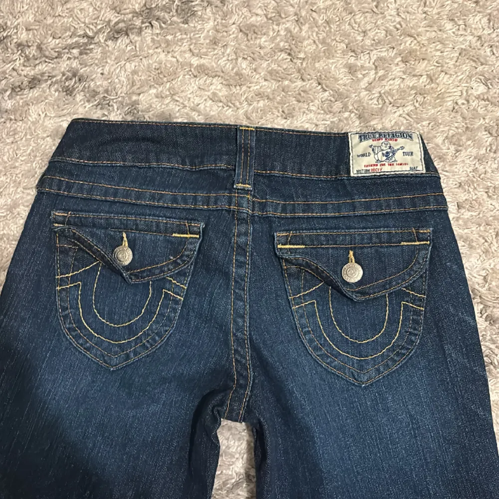Säljer mina lågmidjade true religion jeans!!🙏 Bootcut / utsvängda. Storlek 28, midja tvärs över 36cm. Innebenslängd 84cm. Kan skicka fler bilder vid behov. KÖP DIRKET FÖR 1200!. Jeans & Byxor.