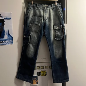 hårdaste brallorna (jeans) JEANSSSS - sjuuuka baggy jeanz helt y2kayade. dom har cirka 35 fickor: en för jollen, en för tändaren, en för plånkan, en för luren, en för en bärs, en för vapen, en för cigg, en för tabben, en för tram kartan, en för påsen ksalol, en för dovas medlemskortet, e
