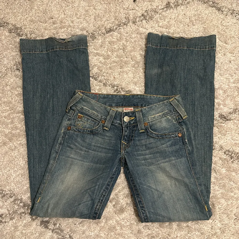 Säljer mina super lågmidjade true religion jeans!! Bootcut/utsvängda. Storlek 25, midja 35cm tvärs över. 85 i innerbenslängd. Kan skicka fler bilder vid behov💞💞KÖP DIRKEG FÖR 1200. Jeans & Byxor.