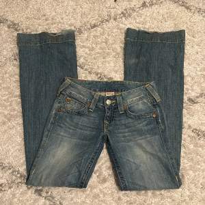 Säljer mina super lågmidjade true religion jeans!! Bootcut/utsvängda. Storlek 25, midja 35cm tvärs över. 85 i innerbenslängd. Kan skicka fler bilder vid behov💞💞KÖP DIRKEG FÖR 1200