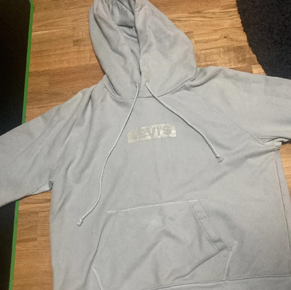 Levis tröja i otroligt bra skick, som ny. Knappt använd. Pris kan diskuteras. Kan även mötas upp i Solna eller närliggande ort. Hör gärna av dig vid frågor eller fler bilder. . Hoodies.