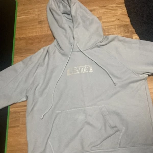 Levis hoddie - Levis tröja i otroligt bra skick, som ny. Knappt använd. Pris kan diskuteras. Kan även mötas upp i Solna eller närliggande ort. Hör gärna av dig vid frågor eller fler bilder. 