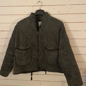 Zara jacka  - Den är väl använd men fortfarande i bra skick men lite nopprig på vissa ställen , storlek XL men passar mig som brukar ha m 