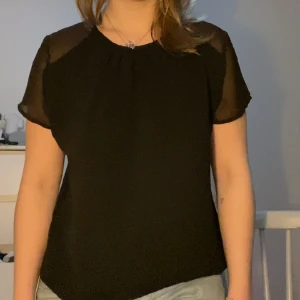 KORTÄRMAD BLUS - Jättefint skick, använd 2 gånger. Passar Xs-m