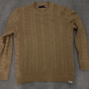 Stickad Tommy Hilfiger - En stickad Tommy Hilfiger tröja i fint skick, den har inte använts mycket. Pris kan diskuteras 