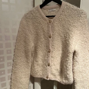 Cardigan med knappar - Fin cardigan med guldknappar & fina detaljer i storlek S.