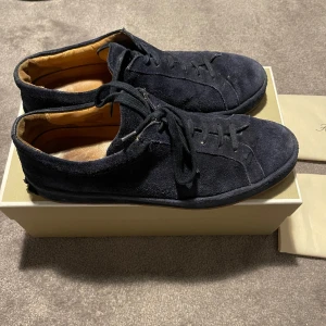 Aurelien skor  - Säljer dessa riktigt feta Aurélien skor då de inte passar mig längre. Bra skick 8/10. Nypris runt 5000kr. Allt og finns (box, dustbag x2, papper och äkthetsbevis) storlek 43 kan passa större. Skriv om ni har frågor!