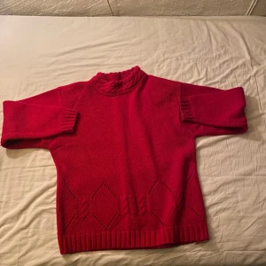 Trendig röd tröja - Trendig röd tröja. Gott skick. Storlek M