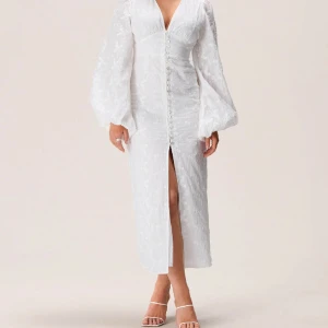 adoore klänning - Säljer nu min fina klänning då den är för liten. Änvänt sparsamt och är i väldigt bra skick. Kontakta för fler bilder. Säljer för 1200 + frakt eller byta av samma i storlek 36 ist!