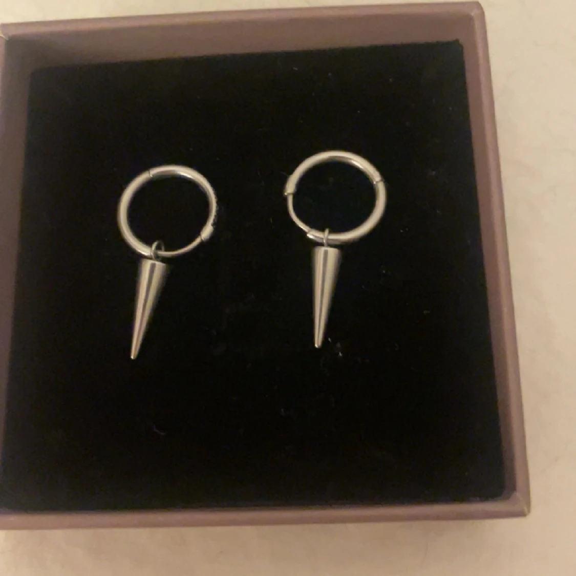 Loop örhänge med nitar  - 90