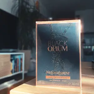 En helt ny Black opium EDP 30 ml Nypris 900kr ”En förföriskt berusande doft med öppningsnoter av adrenalinrikt kaffe och den söta sensualiteten hos vanilj lutar sig mot mjukheten hos vita blomster för en modern, ung och livfull doft.”