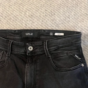 Replay Anbass - Svarta/mörkgrå replay anbass. Sjukt fint skick, storlek 31/32 och väldigt sparsamt använda. Köpta på Åhléns Stockholm. Köp för endast 599kr
