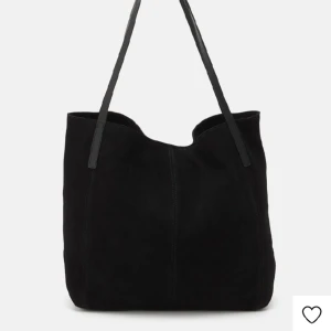 Anna field väska - Säljer nu denna fina väska från Anna field väska (Zalando) i superfint skick. Är i läder och perfekt storlek för skolan. Nypris: 569kr. Priset kan diskuteras vid snabb affär! Skriv för egna bilder. 