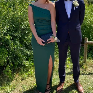 Grön balklänning - Superfin mörkgrön balklänning som är använd en gång🙌🏼 mycket gott skick! Frakt tillkommer💕