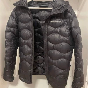 Peakperformance Jacka (Storlek S) - Jackan är i gott skick med en justerande luva och säljer den för att jag inte använder den längre 