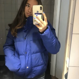 blå jacka - säljer denna snygga jacka💕