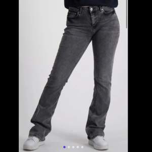 Ett par helt oanvända jeans från Grunt med prislapp kvar. Säljer då dem är för små för mig!! Köpta för 650 kr✨✨