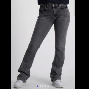 Gråa jeans  - Ett par helt oanvända jeans från Grunt med prislapp kvar. Säljer då dem är för små för mig!! Köpta för 650 kr✨✨