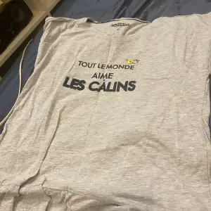 T-shirt med fransk text Som ny