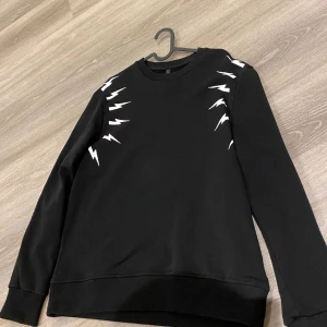 Neil barrett  - Säljer min Neil barrett tröja som är storlek s