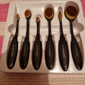 Sminkborstar  - Oanvända fint skick dock saknas lock.