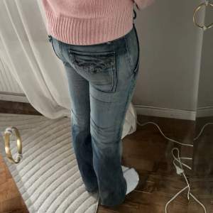 Ett par vintage low waisted jeans! Midjemåttetr 38 och inerbenslängd 80. Byxorna är bootcut🌞