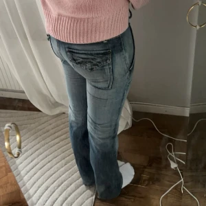 Jeans - Ett par vintage low waisted jeans! Midjemåttetr 38 och inerbenslängd 80. Byxorna är bootcut🌞