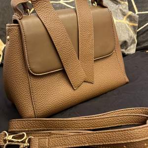 Enkel vanlig brun väska, fin oanvänd och bra kvalitet. 