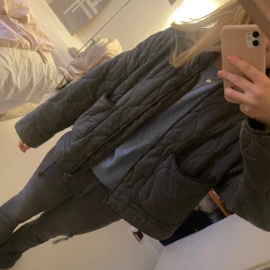 Populär zara jacka❤️ - Köpt här på plick i höstas❤️Fint skick! Priset är diskuterbart💌