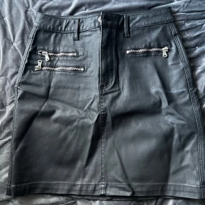 Skinnkjol - Skinnkjol från Nelly , knappt använd 