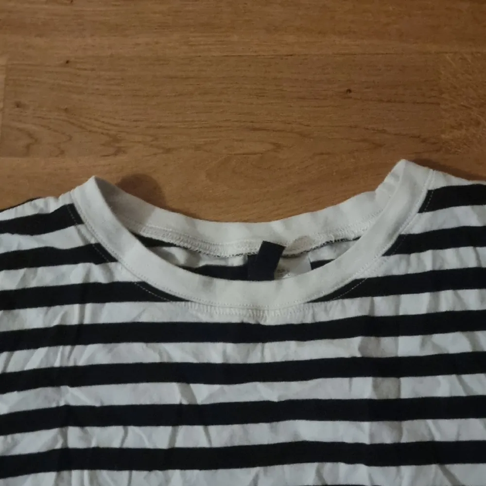 Storlek L randig tröja från h&m den är för liten för mig men inte cropad och bra på sommaren . T-shirts.