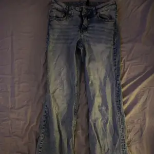 skit snygga low rise jeans från h&m!! säljer på grund av att de är lite för korta i benen på mig 💗