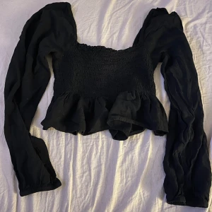 bikbok topp - jätte gullig topp från bikbok!! lite volanger ner till och lite puffiga ärmar, sitter så snyggt! 💗