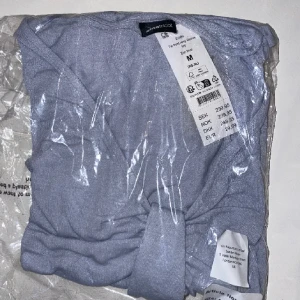 Topp Gina Tricot  - Helt ny topp från Gina Tricot. Jättefin verkligen men inte kommit till användning.