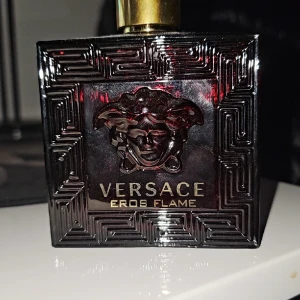 Versace Eros Flame Parfym - Köpt för några månader sen å knappt använd sen dess  Ca 98ml kvar  Den har stått förvarad i ett kylt rum Frakt ingår inte.  Kan acceptera trades.