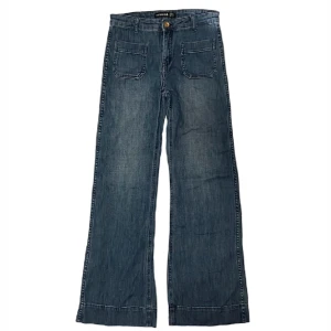 blåa utsvängda/flared jeans - säljer dessa gulliga utsvängda jeansen. de är i bra skick utan defekter. de är från märket Toxik3. fråga gärna för mått! om du har frågor så är det bara att kontakta mig. 