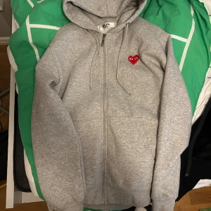 Comme des garçons play hoodie   - En ny play hoodie som använts 2 gånger. Bytte stil och tycker inte om den längre 400 kr  Strlk L