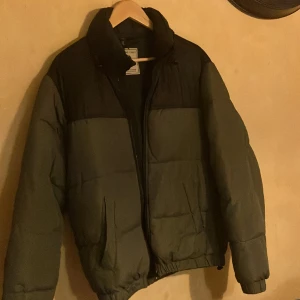 Grön/svart jacka - Varm jacka med krage. Står st S men skulle säga M
